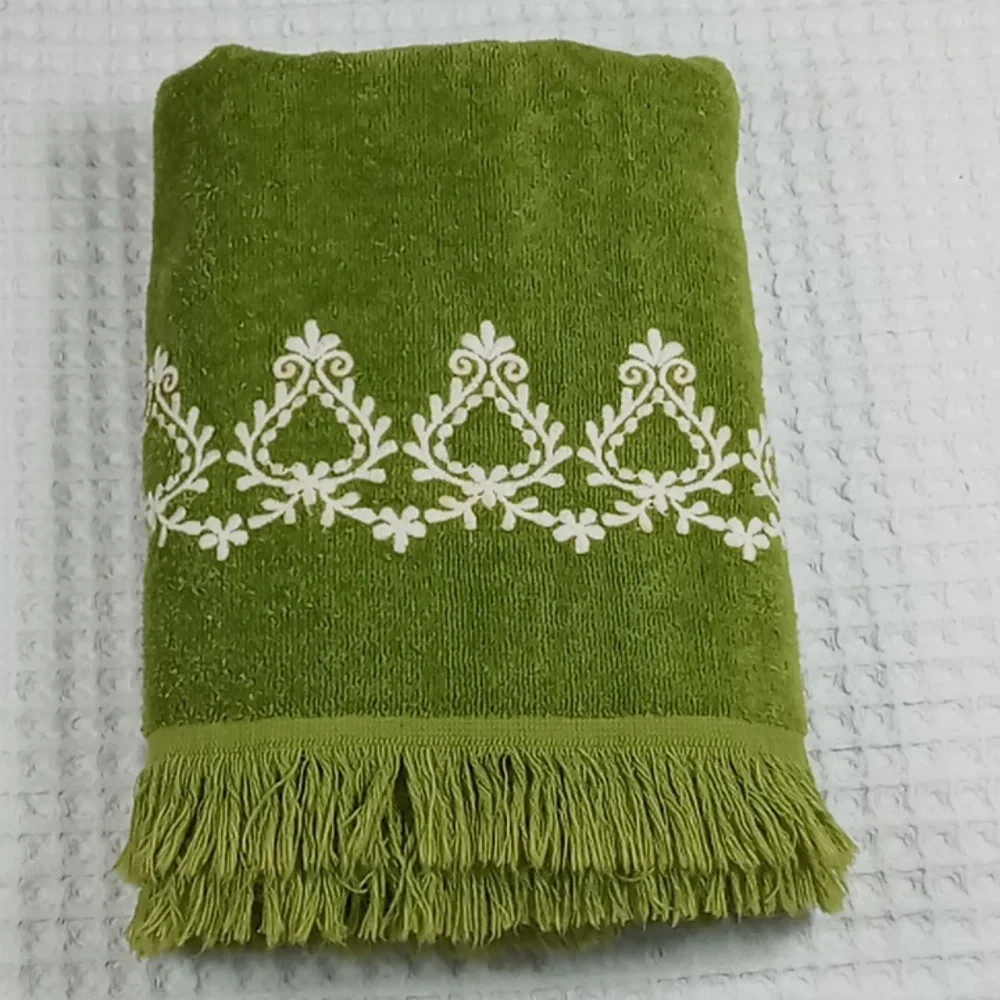 Vintage Fashion Manor MCM Avocado Green/Cream Embroidered Cotton Bath Towel USA